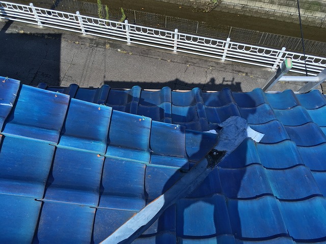 岐阜市で雨漏り発生に伴い調査のご相談、瓦の下や谷板金の端など雨漏り原因に発展しやすい箇所を入念に調査
